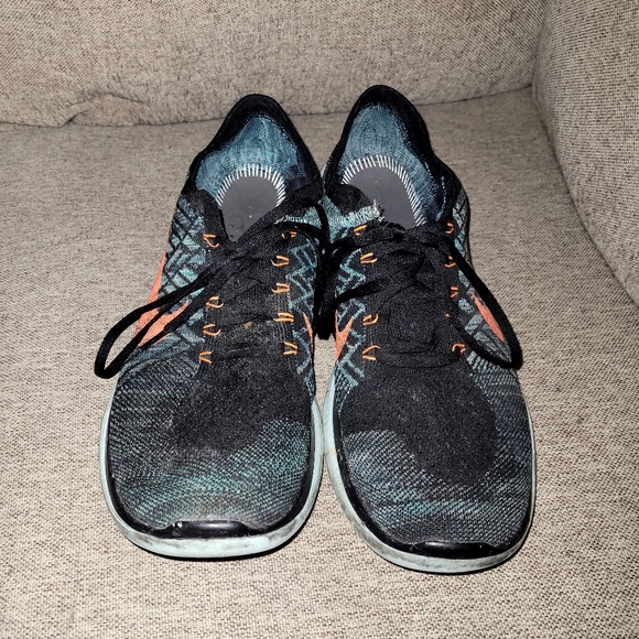 Nikes - Picture 2 of 5